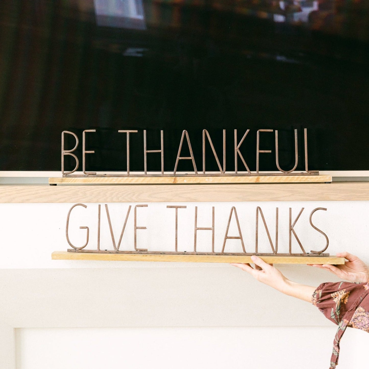 THANKSGIVING MANTEL DECORATION